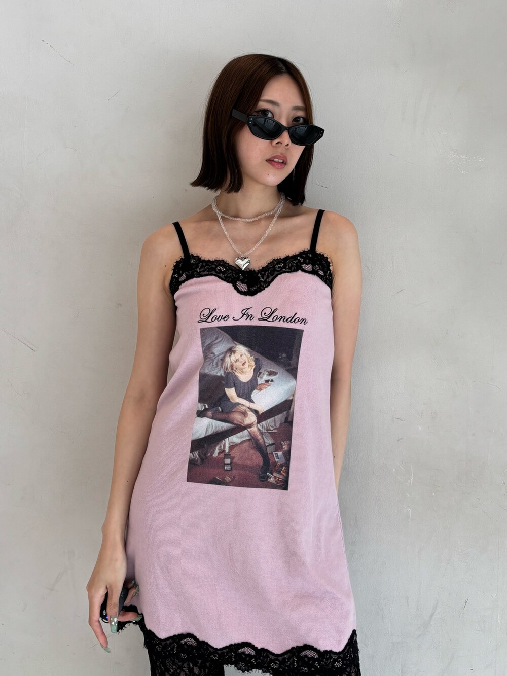 ピンク系のワンピース、ブラック系のその他パンツ、シルバー系のパンプスを着用したレディースの夏コーディネートの7枚目の写真