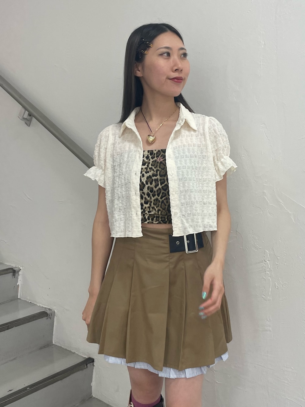 ベージュ系のスカート、ブラウン系のキャミソール、ホワイト系のシャツ/ブラウスを着用したレディースの夏コーディネートの6枚目の写真