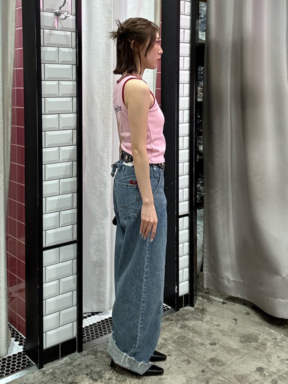 ブルー系のデニムパンツ、ピンク系のキャミソール、ブラック系のパンプスを着用したレディースの夏コーディネートの3枚目の写真