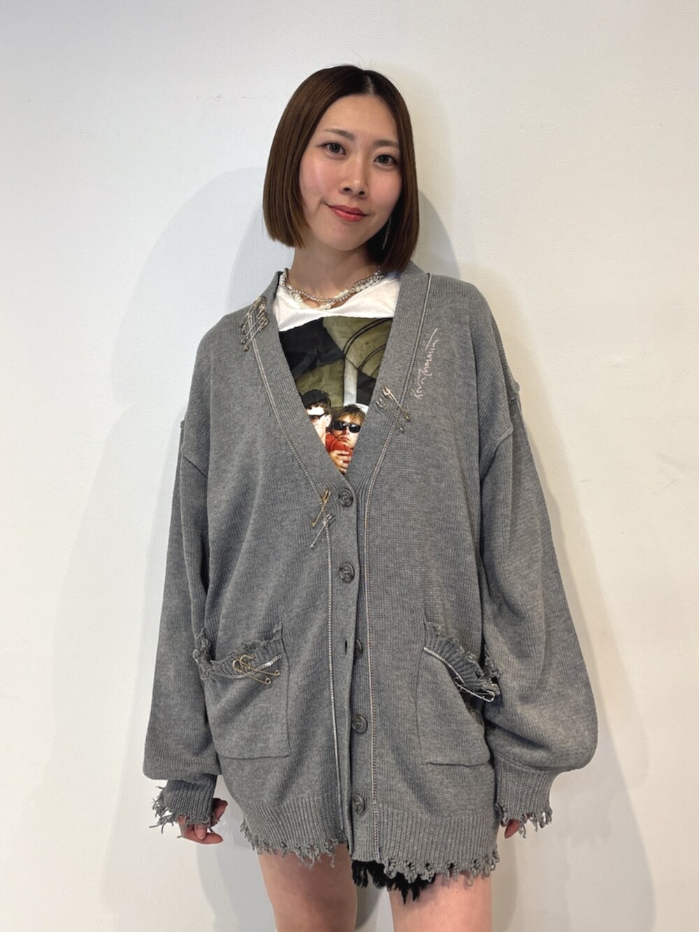 ブラック系のブーツ、グレー系のカーディガン/ボレロ、ホワイト系のTシャツ/カットソーを着用したレディースの夏コーディネートの5枚目の写真