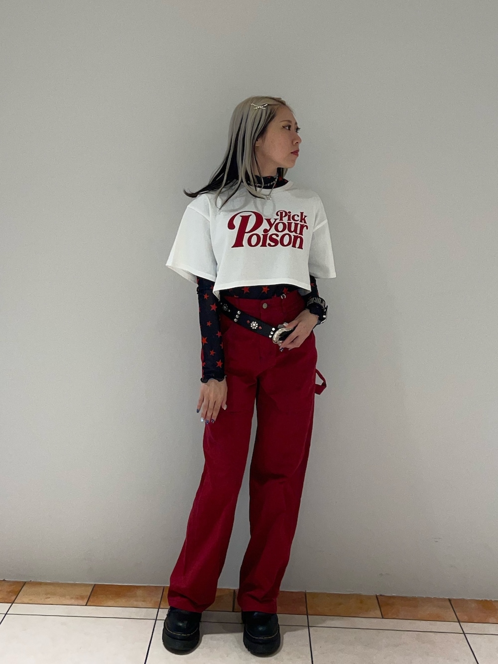 レッド系のその他パンツ、ブラック系のTシャツ/カットソー、ホワイト系のTシャツ/カットソーを着用したレディースの夏コーディネートの2枚目の写真