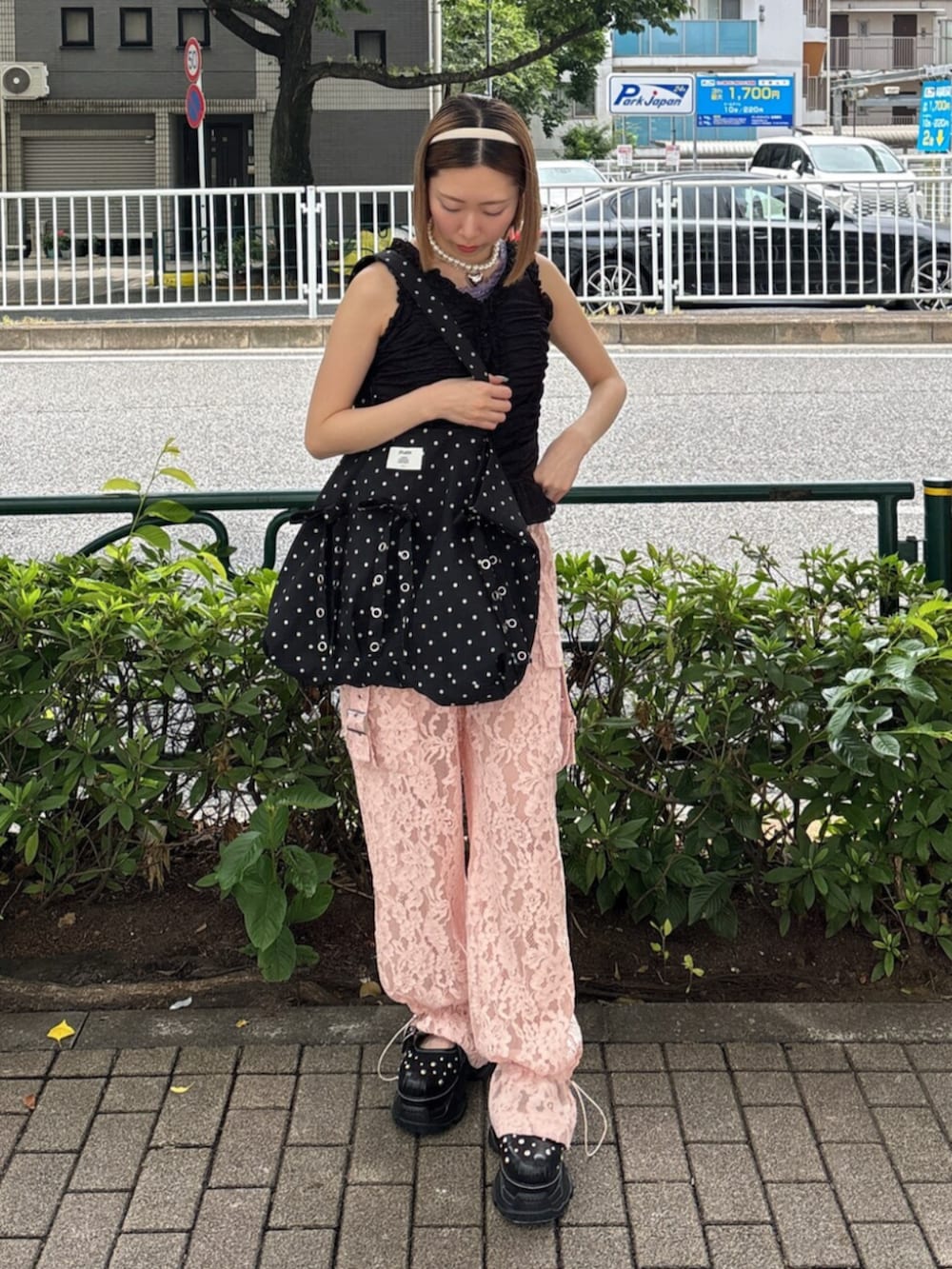 ブラック系のサンダル、ブラック系のTシャツ/カットソー、ピンク系のその他パンツを着用したレディースの夏コーディネートの2枚目の写真