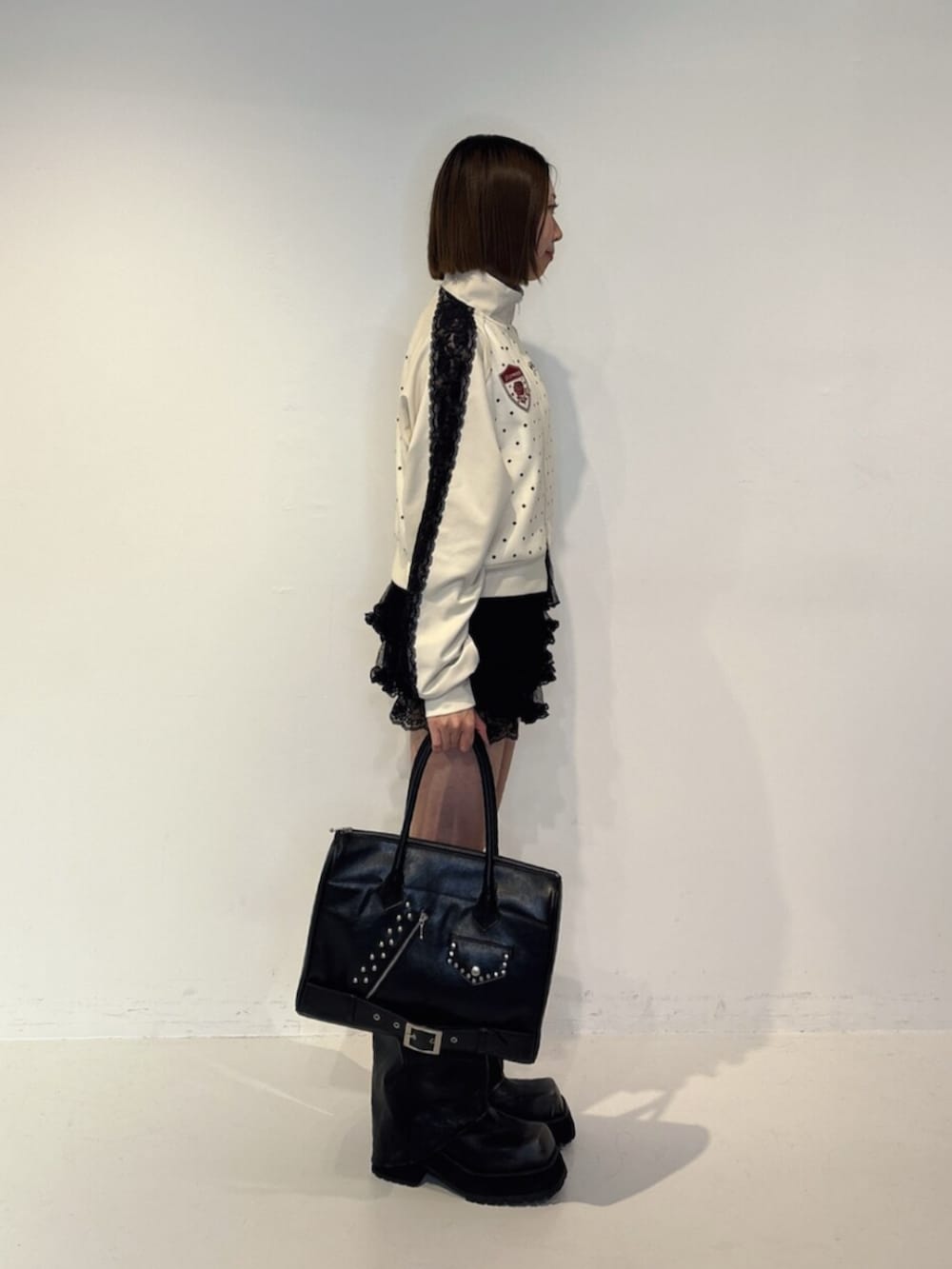 ブラック系のその他パンツ、ブラック系のブーツ、ブラック系のハンドバッグを着用したレディースの夏コーディネートの3枚目の写真