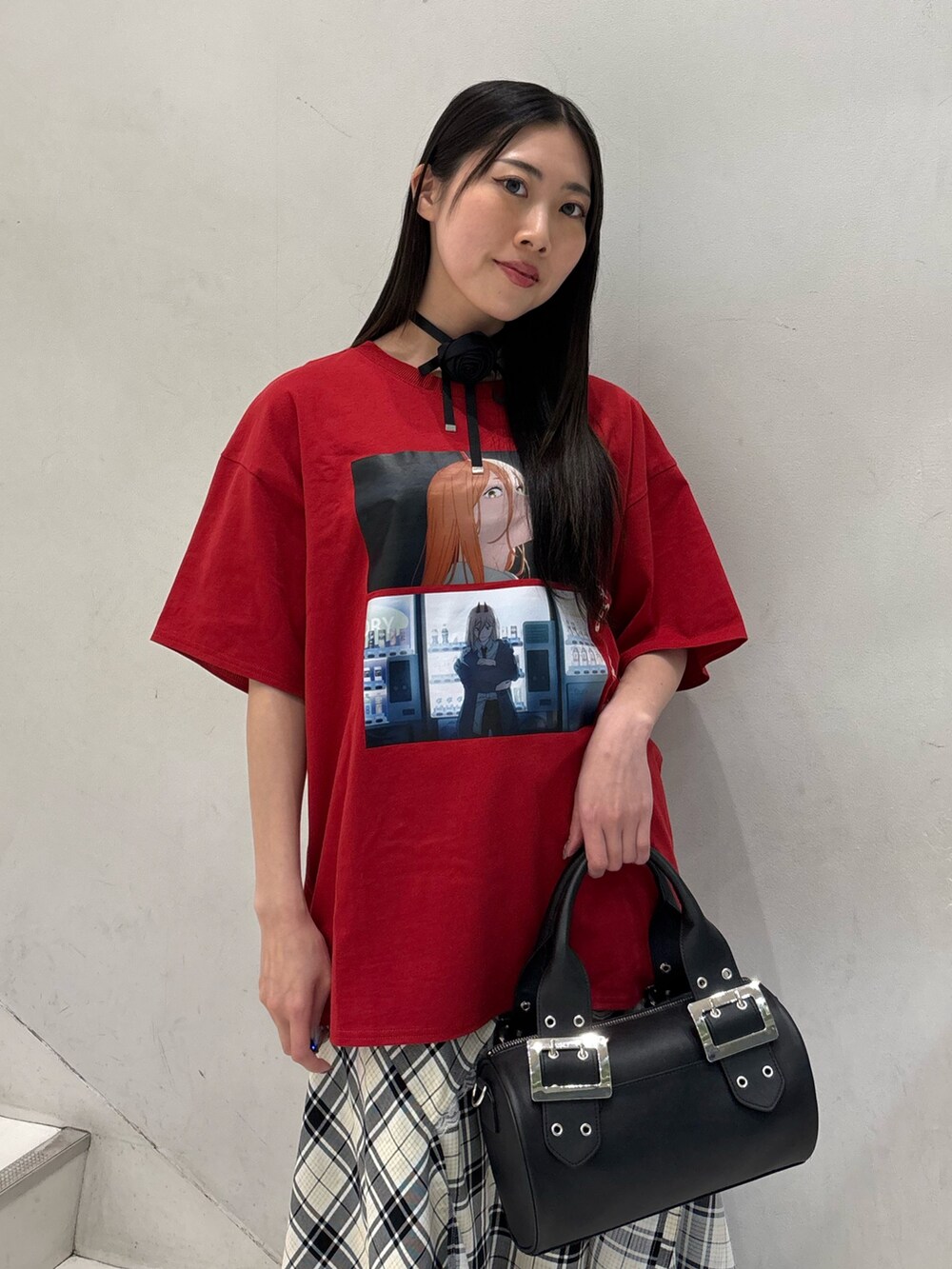 レッド系のTシャツ/カットソー、ホワイト系のスカート、ブラック系のボストンバッグを着用したレディースの春コーディネートの6枚目の写真