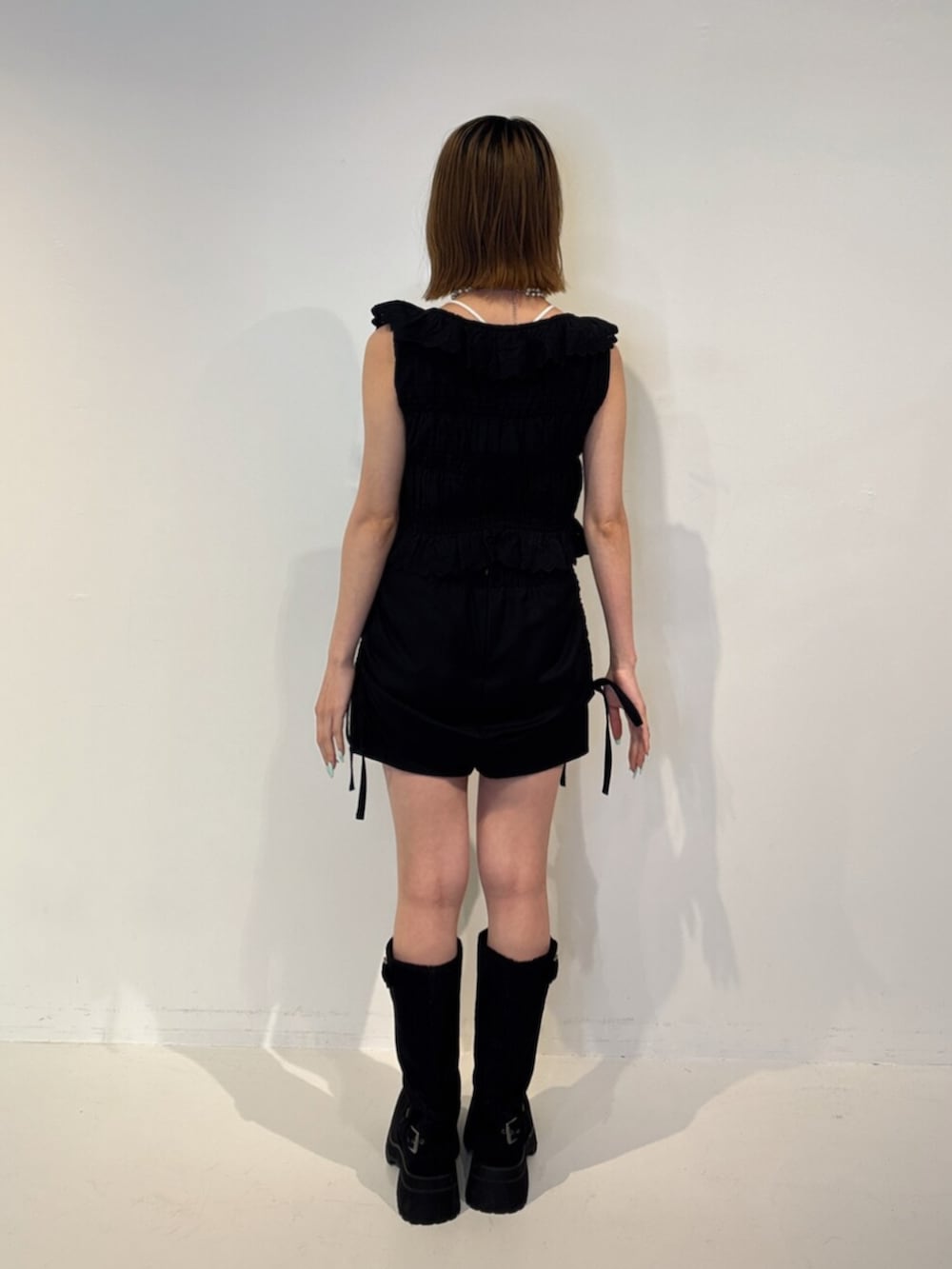 ブラック系のスカート、ブラック系のブーツ、ブラック系のシャツ/ブラウスを着用したレディースの夏コーディネートの4枚目の写真
