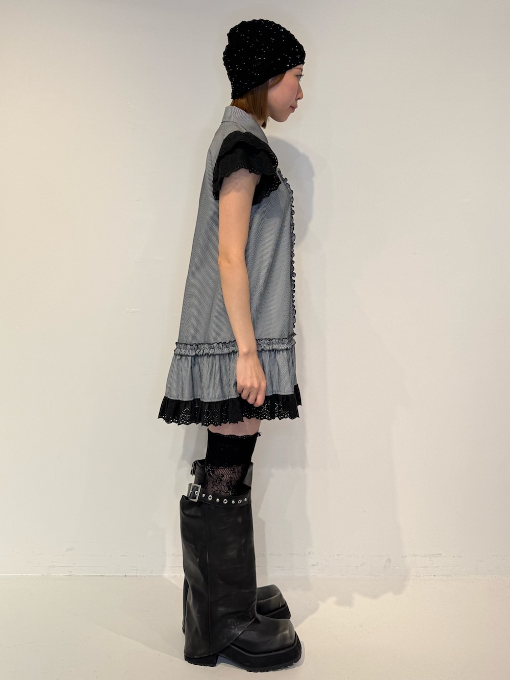 ブラック系のシャツ/ブラウスを着用したレディースの春コーディネートの3枚目の写真