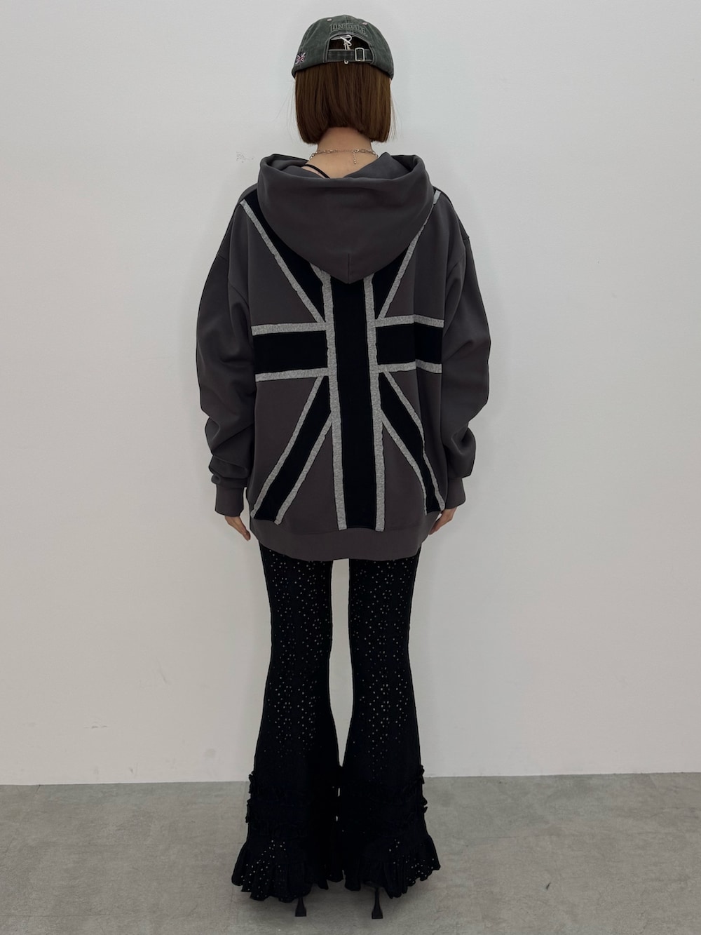 ブラック系のその他パンツ、ブラック系のパンプスを着用したレディースの春コーディネートの3枚目の写真