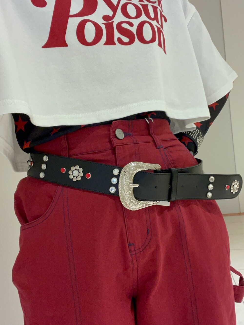 レッド系のその他パンツ、ブラック系のTシャツ/カットソー、ホワイト系のTシャツ/カットソーを着用したレディースの夏コーディネートの8枚目の写真