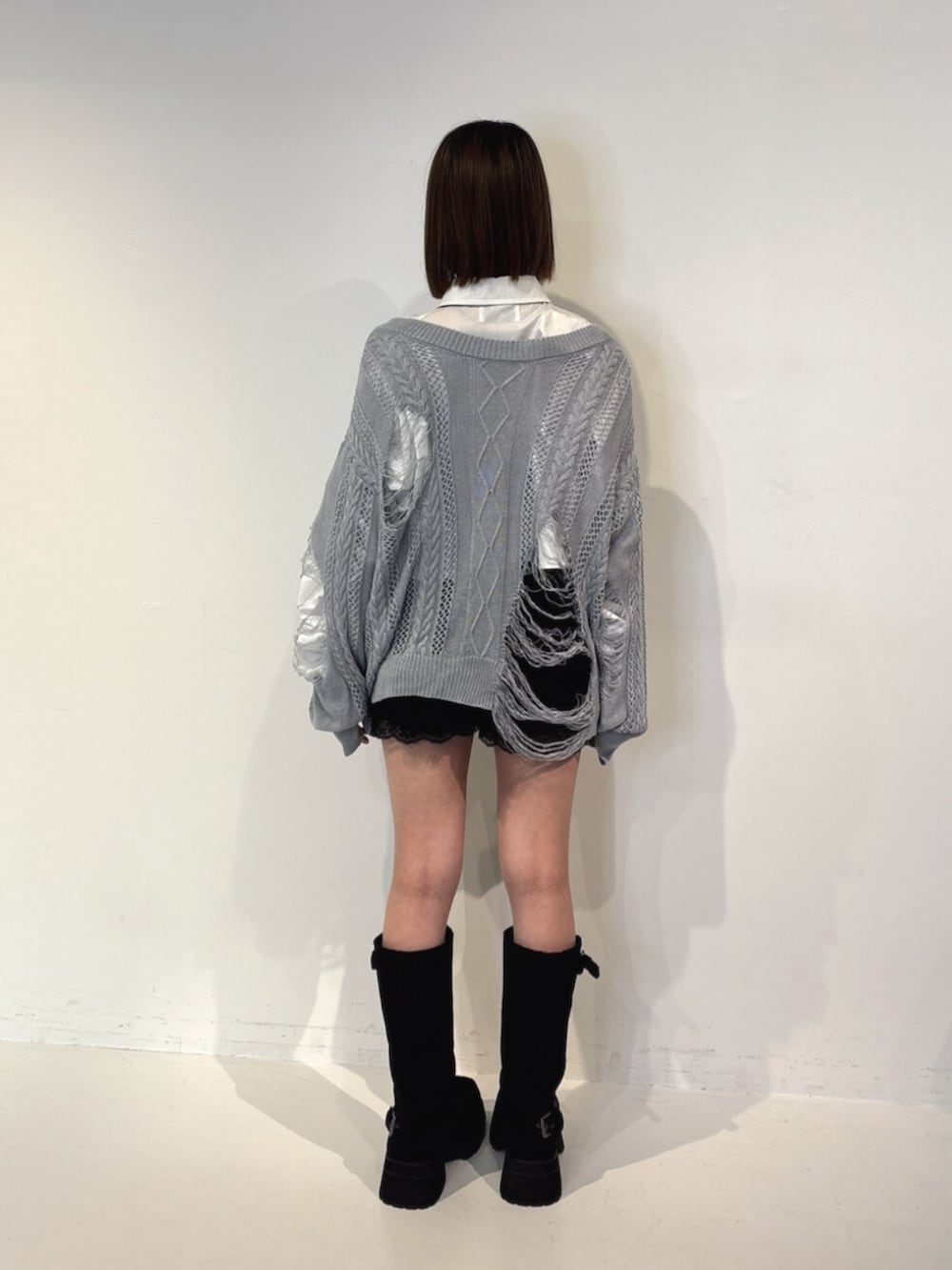 ブラック系のその他パンツ、ブラック系のブーツ、ブルー系のニット/セーターを着用したレディースの夏コーディネートの4枚目の写真