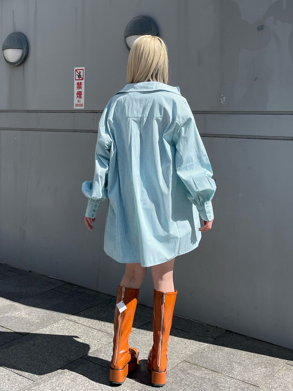 ホワイト系のその他パンツ、パープル系のタンクトップ、ブルー系のシャツ/ブラウスを着用したレディースの春コーディネートの4枚目の写真