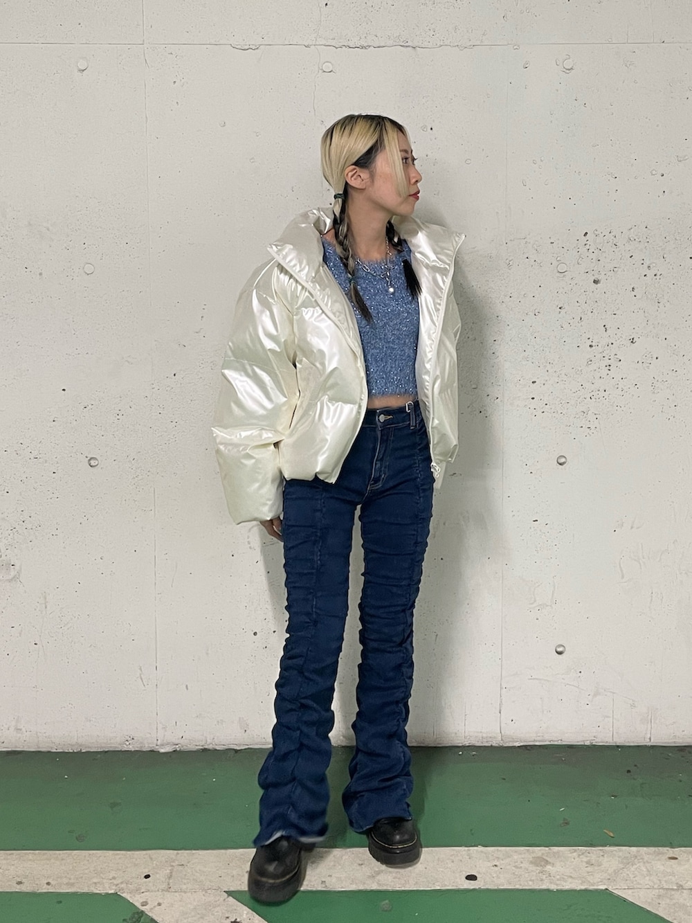 「jouetie、jouetiefashionista、jouetie_ootd、jouetieコーデ、ジュエティ、ジュエティ(jouetie)、ジュエティコーデ、メタリックカラー、ダウンジャケット、フレアパンツ、ショート丈トップス、Dr.Martens、デニムパンツ、ラメニット、大人カジュアル」｜「jouetieのギャザーフレアパンツ（その他パンツ、ブルー系）」を使った、RINOさん（レディース・156cm）の冬コーディネートの3枚目の写真
