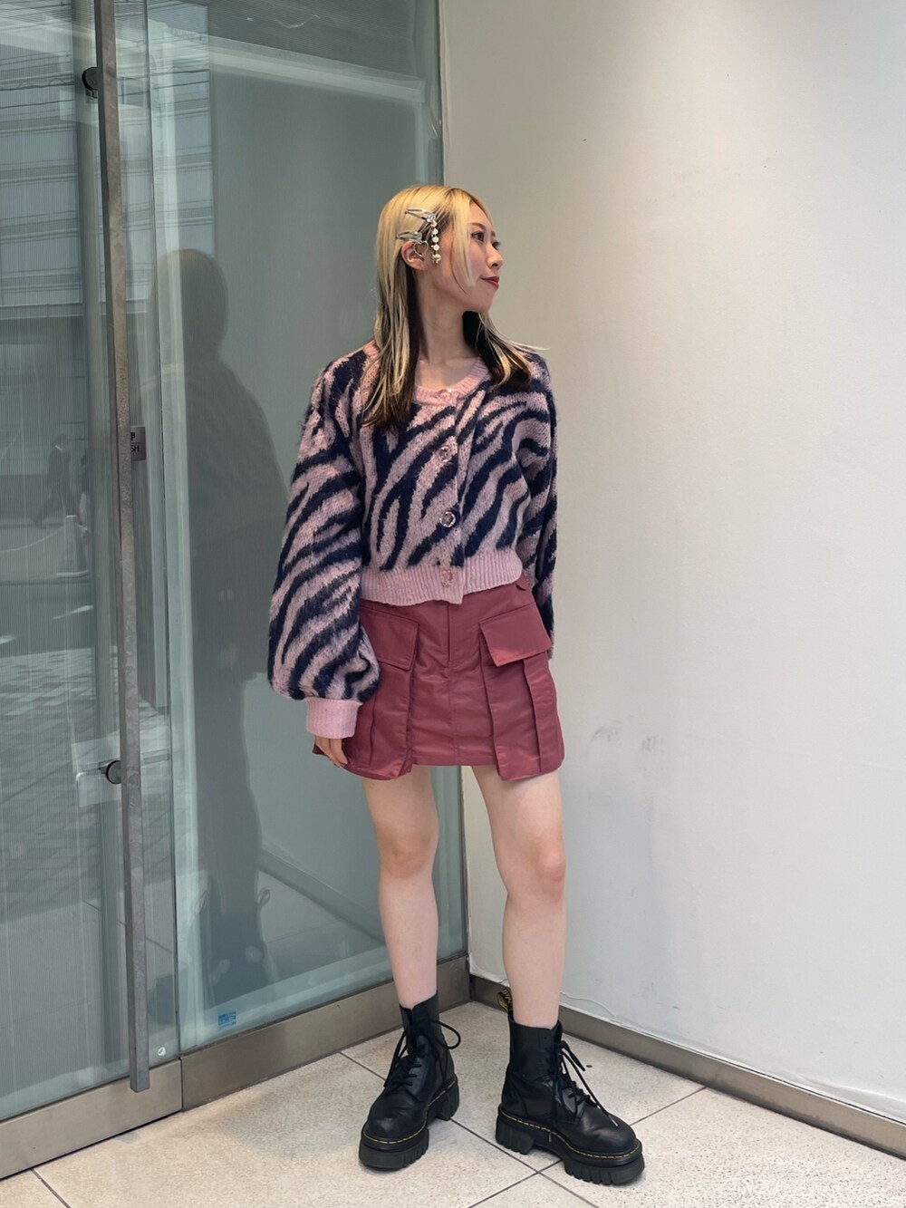 ピンク系のカーディガン/ボレロ、ピンク系のその他パンツを着用したレディースの秋コーディネートの4枚目の写真