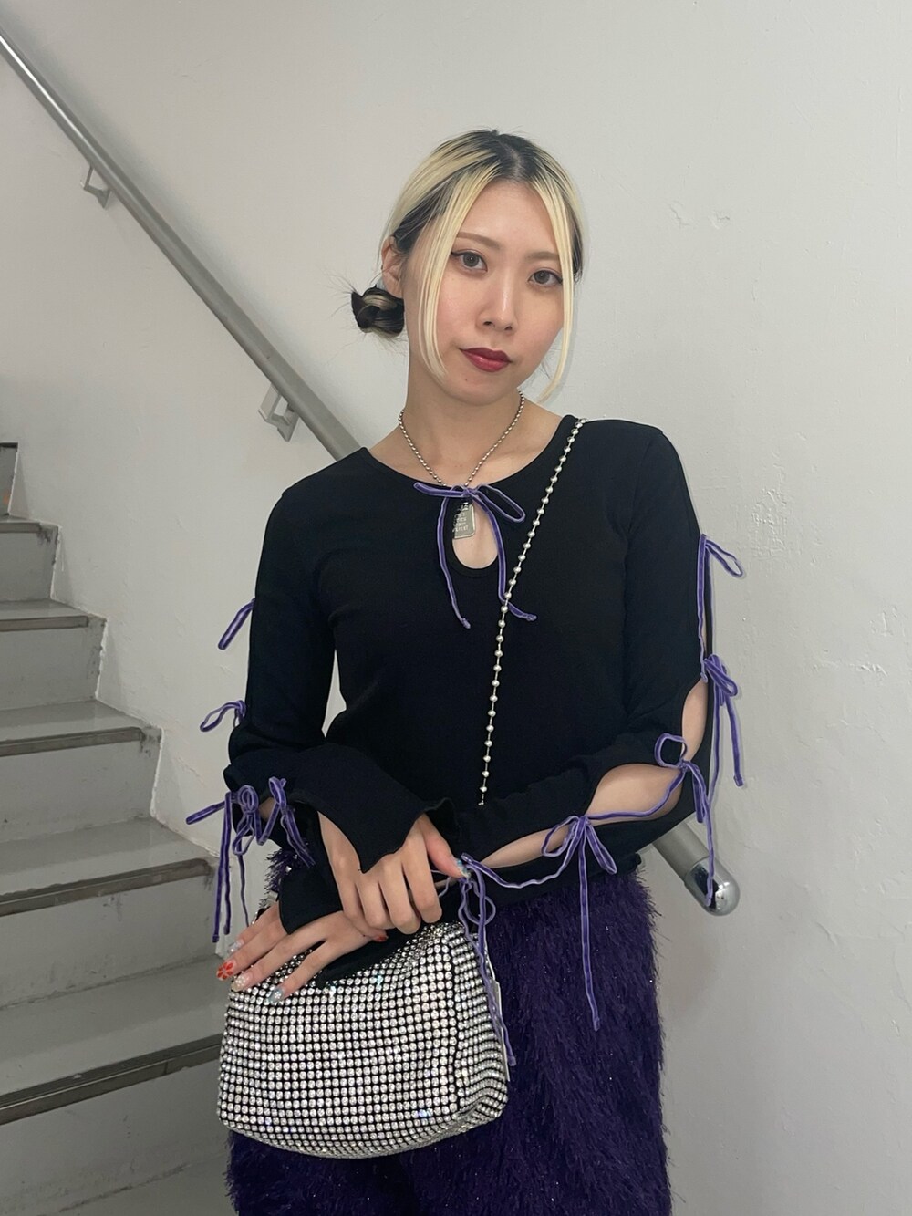 パープル系のスカート、ホワイト系のショルダーバッグ、ブラック系のTシャツ/カットソーを着用したレディースの夏コーディネートの5枚目の写真