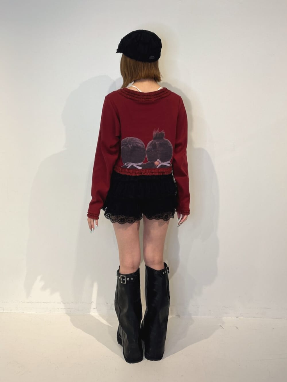 ブラック系のその他パンツ、ブラック系のブーツ、レッド系のカーディガン/ボレロを着用したレディースの夏コーディネートの4枚目の写真