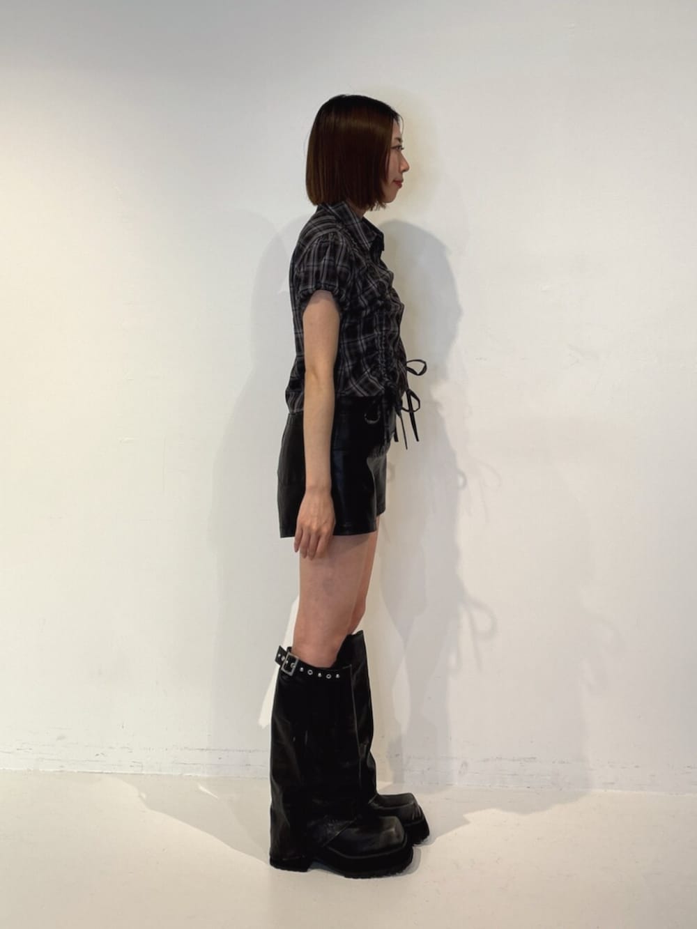 ブラック系のブーツ、ブラック系のその他パンツ、ブラウン系のシャツ/ブラウスを着用したレディースの夏コーディネートの3枚目の写真