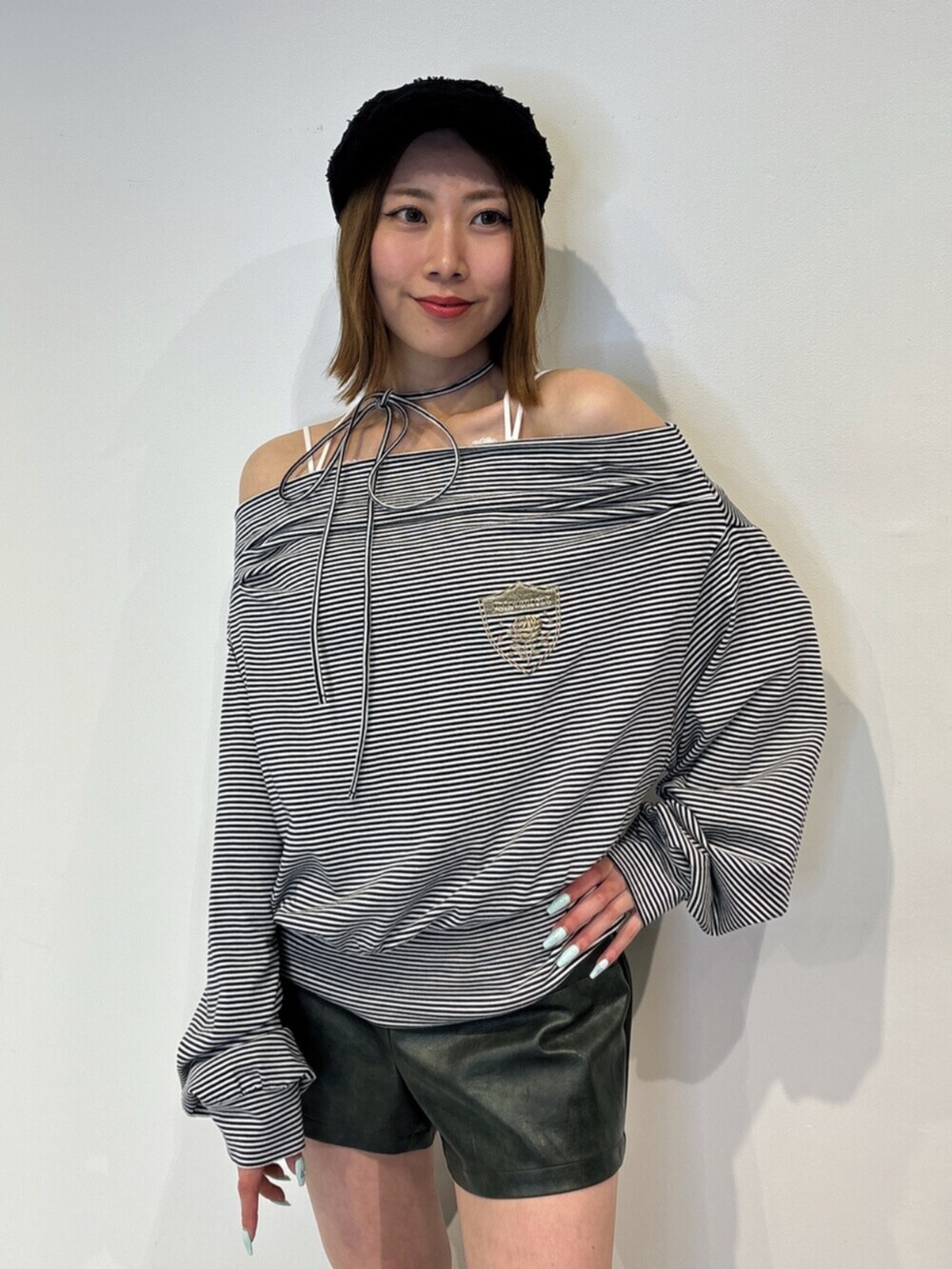 ブラック系のブーツ、ブラック系のTシャツ/カットソー、ブラック系のその他パンツを着用したレディースの夏コーディネートの5枚目の写真