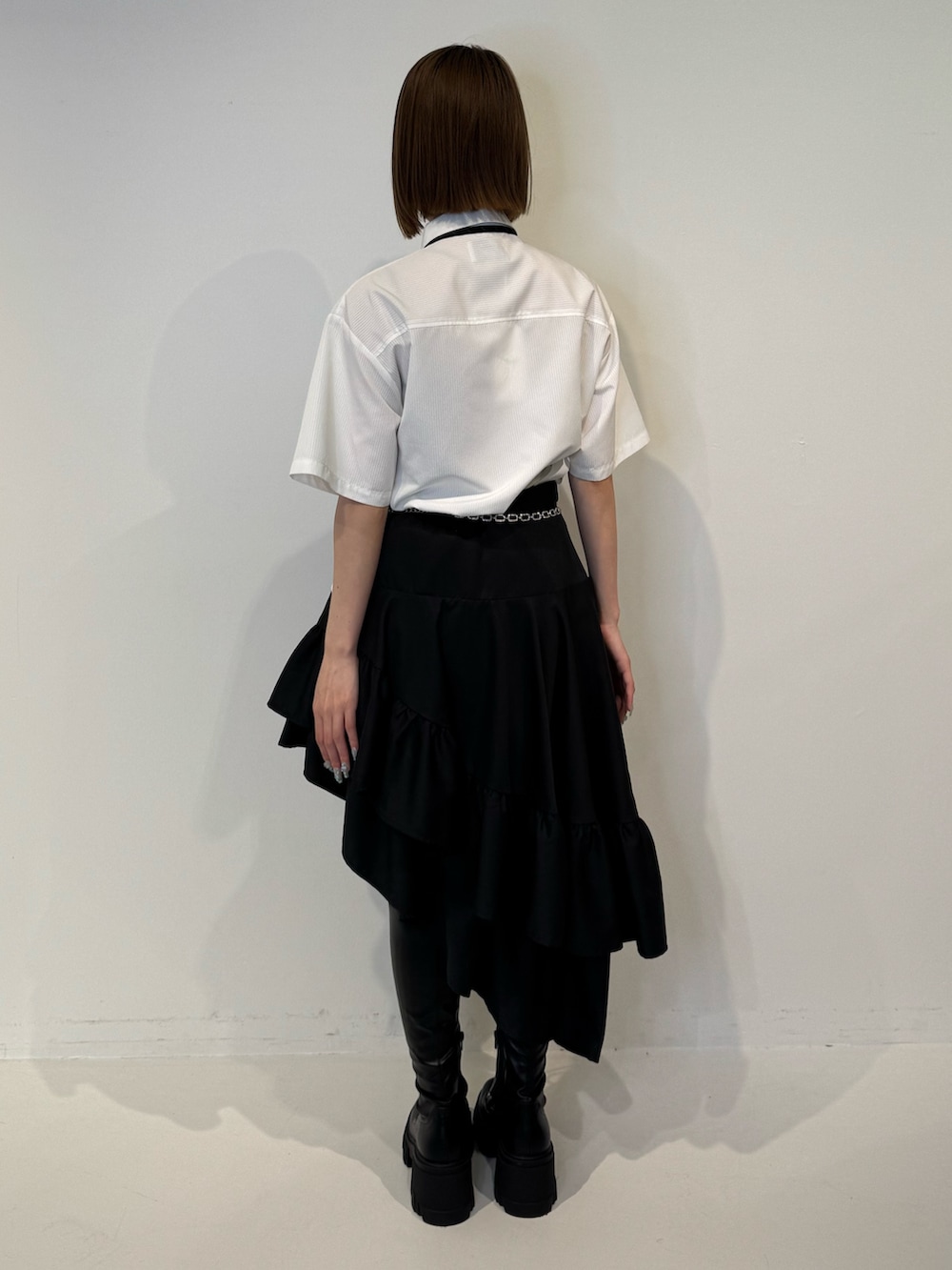 ホワイト系のシャツ/ブラウス、ブラック系のスカート、ブラック系のネクタイを着用したレディースの春コーディネートの4枚目の写真