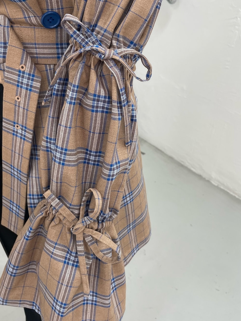 ベージュ系のワンピース、ブラック系のその他パンツ、ブラック系のサンダルを着用したレディースの夏コーディネートの10枚目の写真