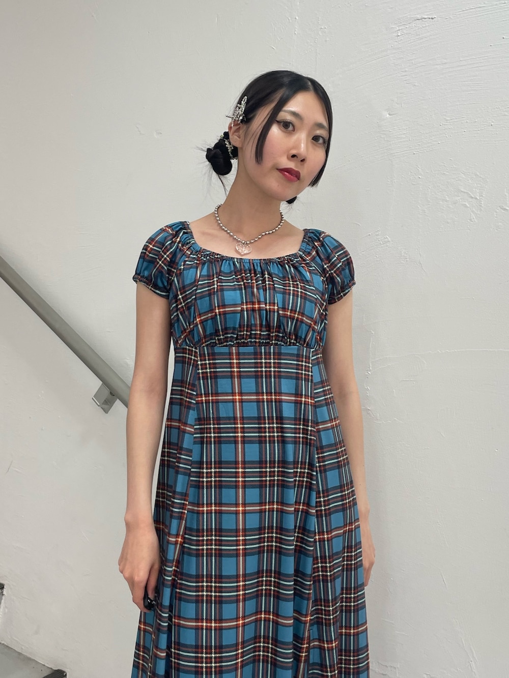 「jouetie、jouetiefashionista、jouetie_ootd、jouetieコーデ、jouetie ワンピース、ジュエティ、ジュエティ(jouetie)、ジュエティワンピース、チェックワンピース、ロングワンピース、レースアップサンダル、夏コーデ、チェック、大人ガーリー、ブルー」｜「jouetieのフレンチスリーブカットワンピース（ワンピース、ブルー系）」を使った、RINOさん（レディース・156cm）の夏コーディネートの5枚目の写真