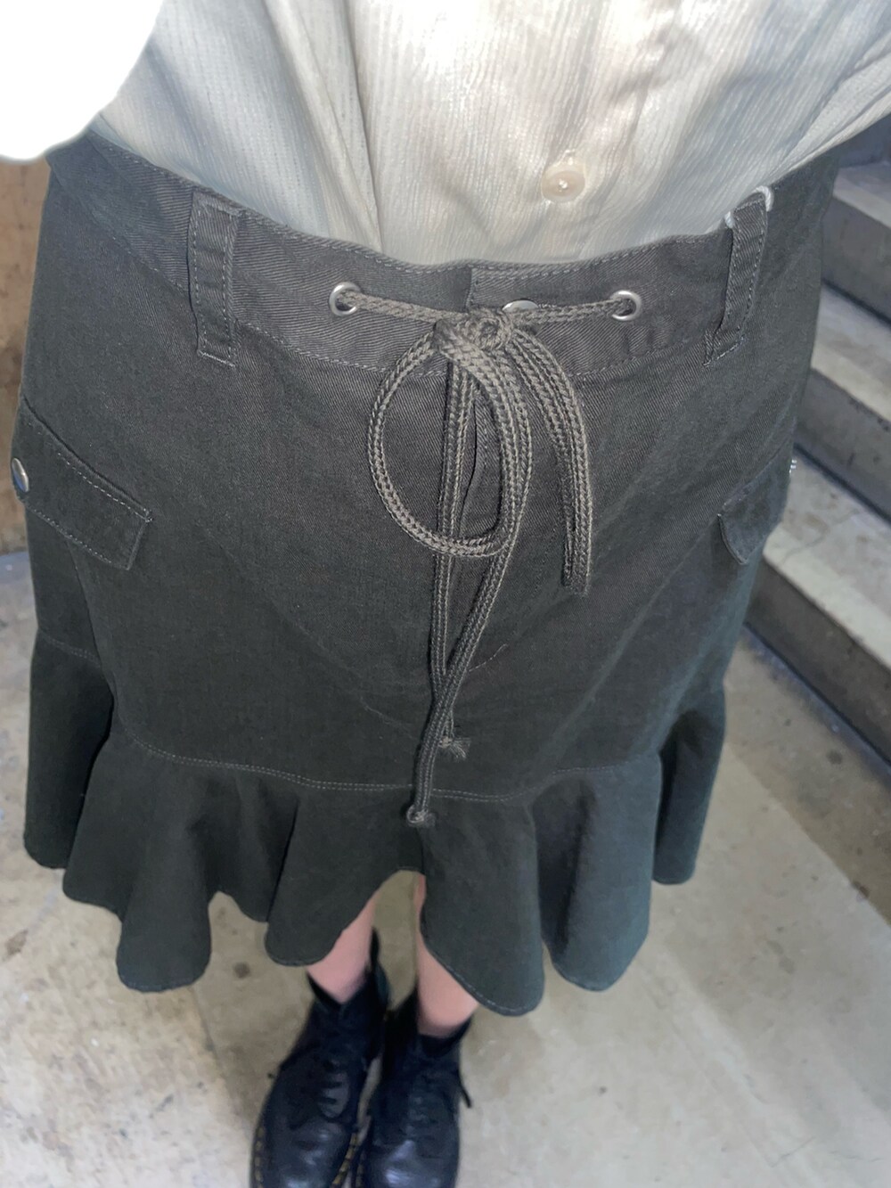 ブラック系のスカート、ブラック系のパーカー、ホワイト系のシャツ/ブラウスを着用したレディースの冬コーディネートの9枚目の写真