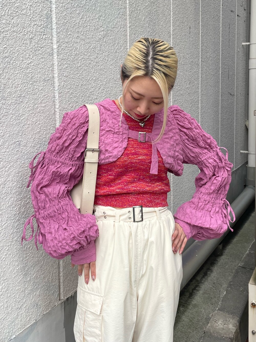 ホワイト系のその他パンツ、ピンク系のタンクトップ、ホワイト系のショルダーバッグを着用したレディースの春コーディネートの5枚目の写真