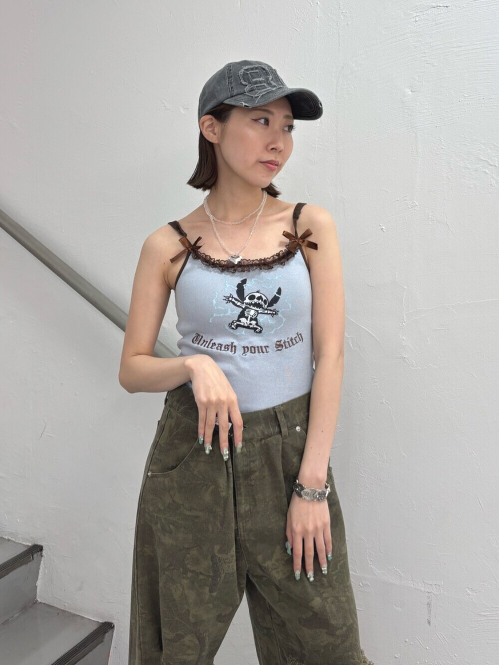 ブルー系のキャミソール、グリーン系のその他パンツ、その他のネックレスを着用したレディースの夏コーディネートの5枚目の写真