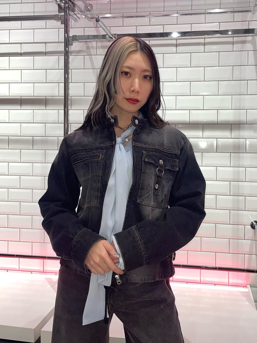 ブラック系のデニムパンツ、ブルー系のシャツ/ブラウス、ブラック系のデニムジャケットを着用したレディースの冬コーディネートの5枚目の写真