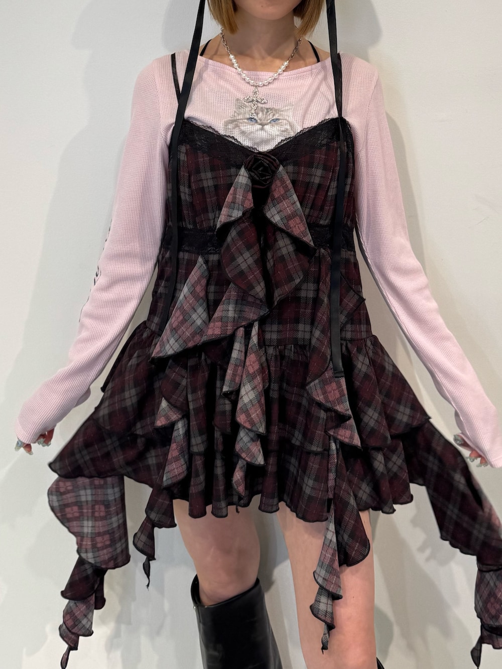レッド系のワンピース、ブラック系のブーツ、レッド系のハンチング/ベレー帽を着用したレディースの夏コーディネートの6枚目の写真
