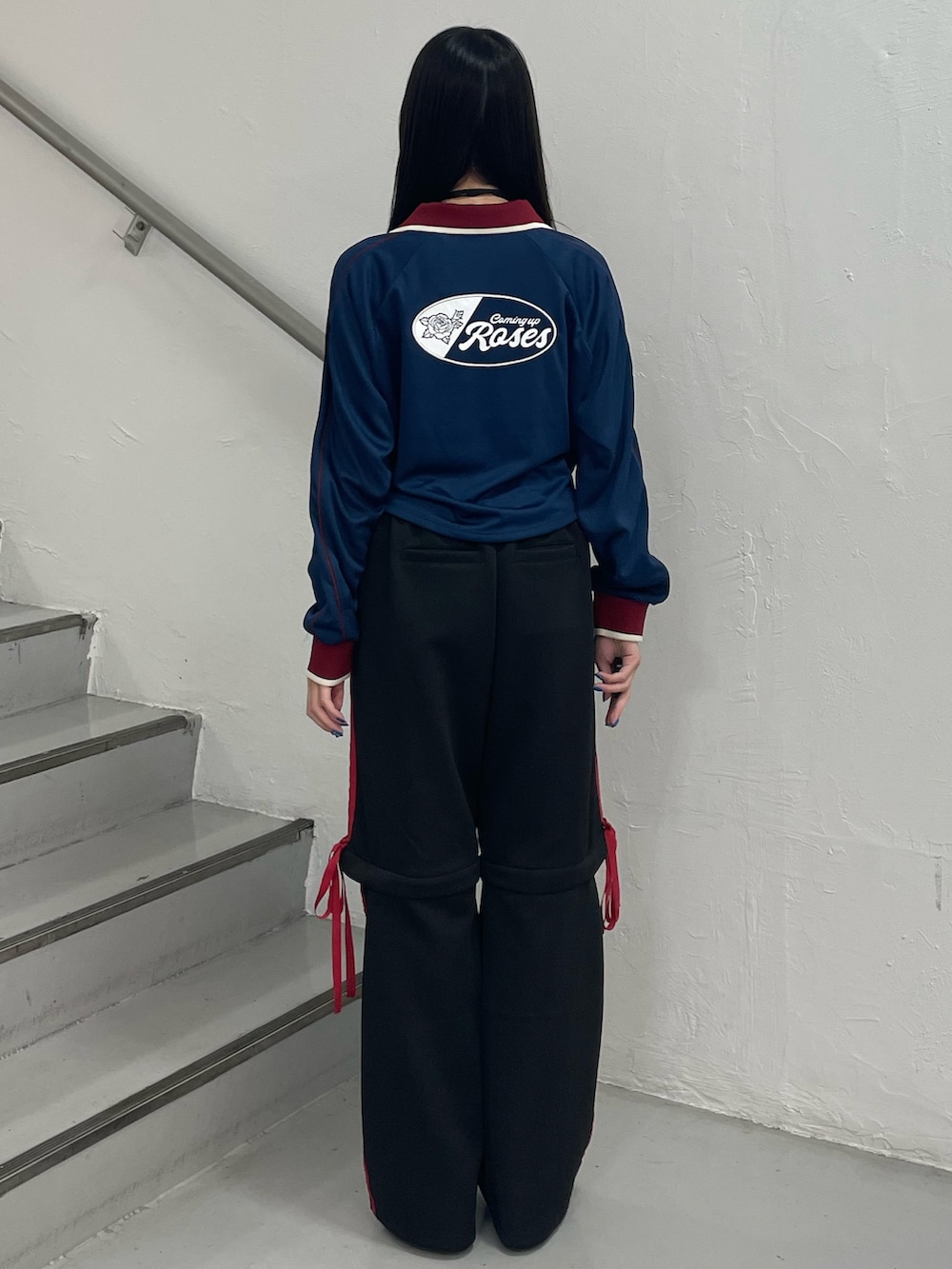 ブラック系のその他パンツ、ブルー系のTシャツ/カットソー、ブラック系のパンプスを着用したレディースの夏コーディネートの5枚目の写真