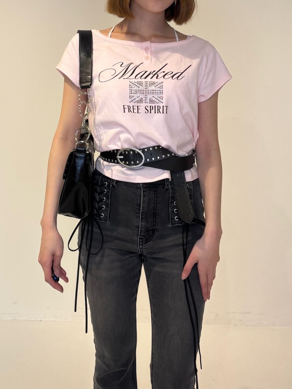 ブラック系のデニムパンツ、ブラック系のパンプス、ブラック系のハンドバッグを着用したレディースの春コーディネートの7枚目の写真