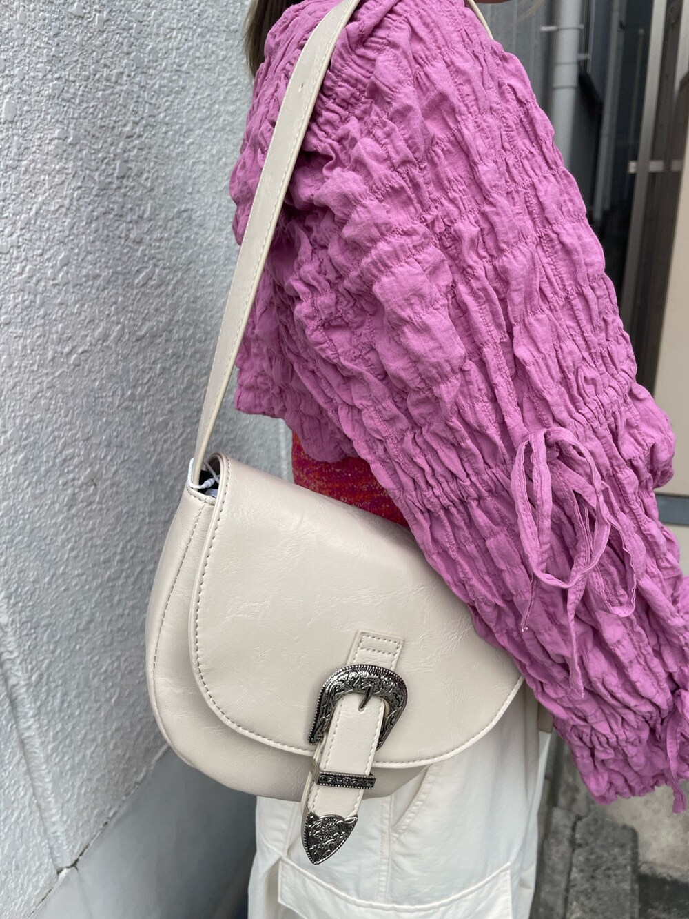 ホワイト系のその他パンツ、ピンク系のタンクトップ、ホワイト系のショルダーバッグを着用したレディースの春コーディネートの9枚目の写真