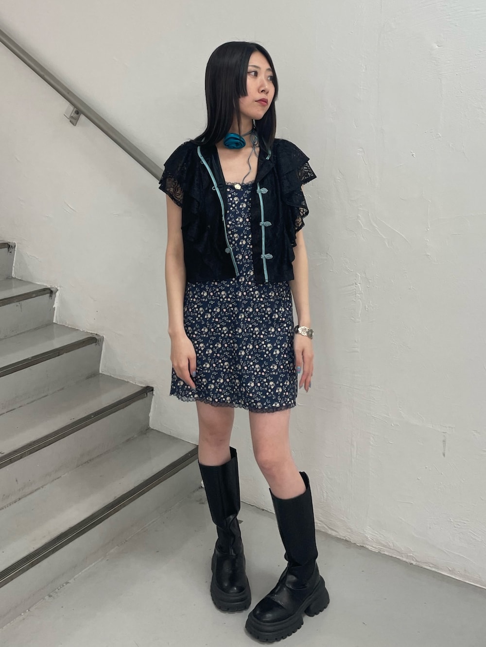 「jouetie、jouetiefashionista、jouetie_ootd、jouetieコーデ、jouetie ワンピース、キャミワンピ、花柄ワンピース、チャイナシャツ、チャイナブラウス、おでかけコーデ、夏服、お洒落さんとつながりたい、フリルトップス、チャイナ」｜「jouetieのフラワーカットキャミワンピース（ワンピース、ブルー系）」を使った、RINOさん（レディース・156cm）の春コーディネートの2枚目の写真