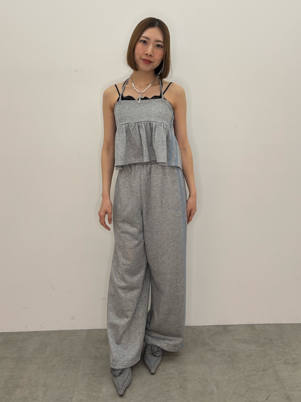 ブラック系のパンプス、グレー系のキャミソール、グレー系のその他パンツを着用したレディースの春コーディネートの2枚目の写真