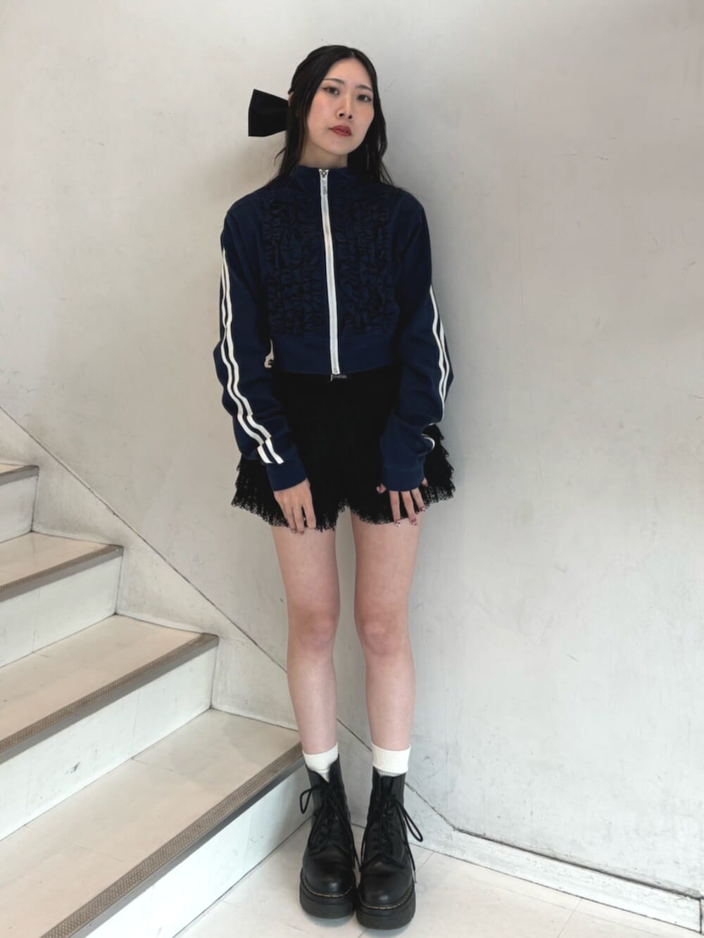 ブラック系のその他パンツ、ブルー系のジャージ、ブラック系のバレッタ/ヘアクリップを着用したレディースの冬コーディネートの2枚目の写真