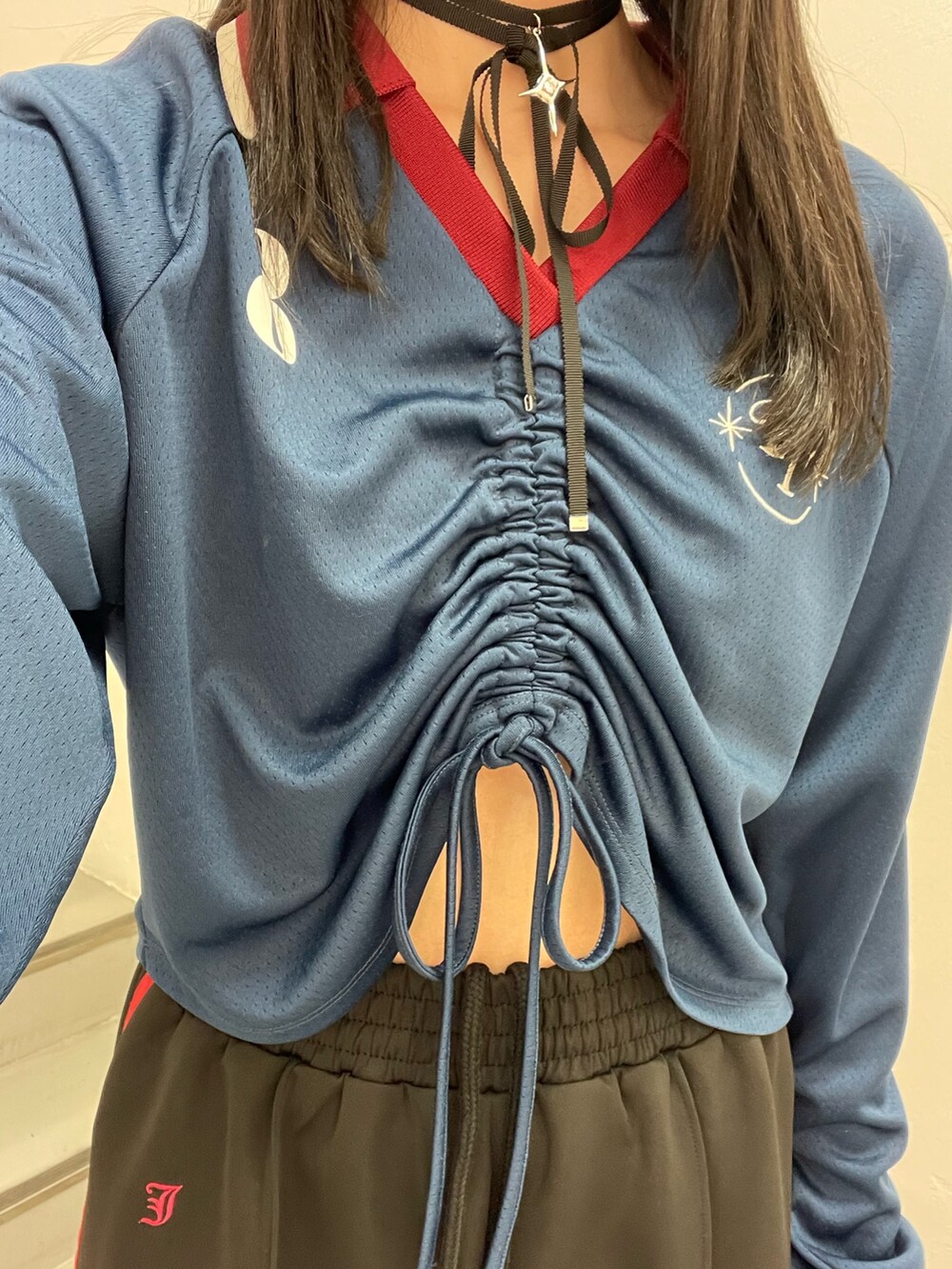 ブラック系のその他パンツ、ブルー系のTシャツ/カットソー、ブラック系のパンプスを着用したレディースの夏コーディネートの9枚目の写真