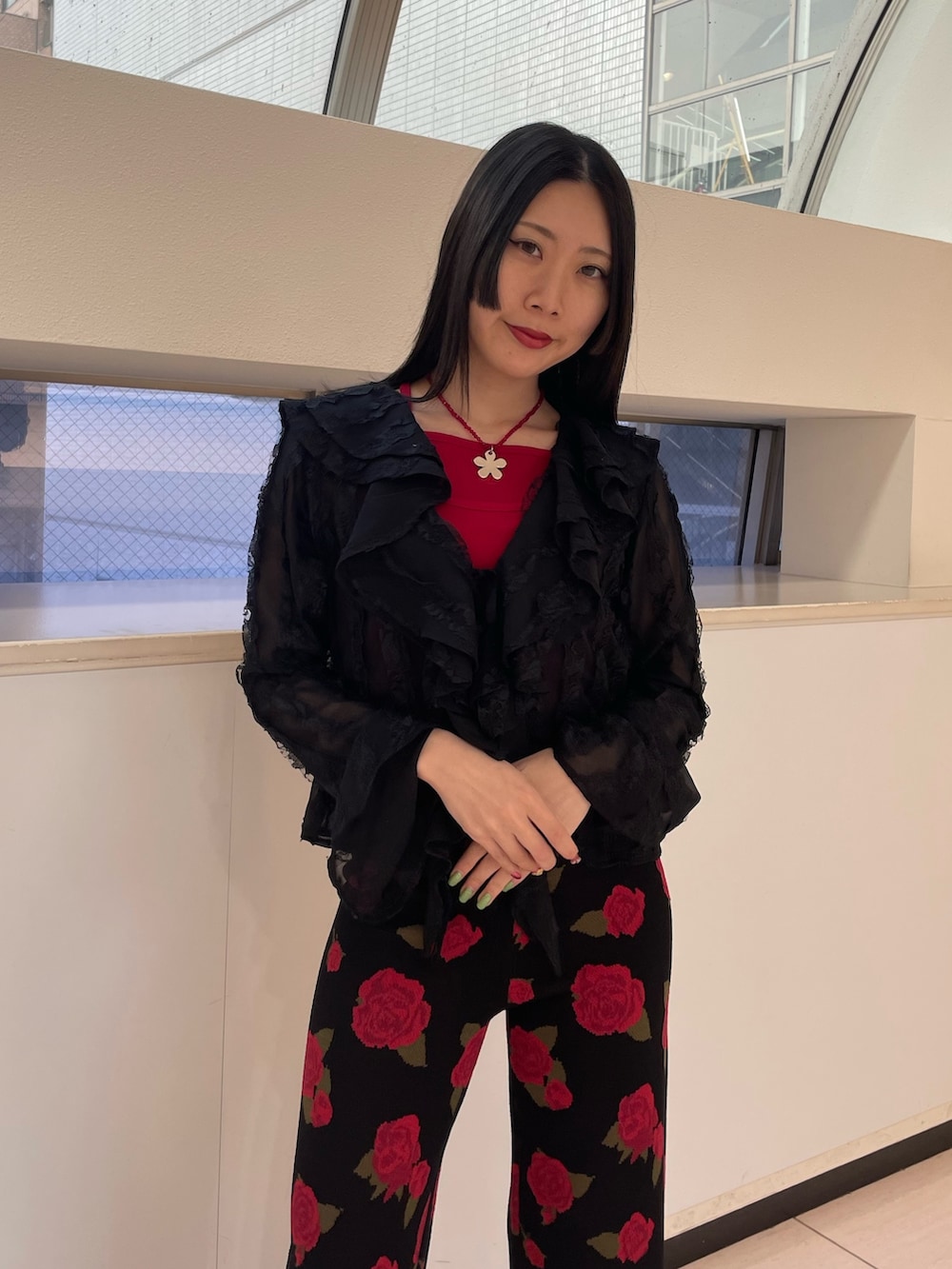 ブラック系のその他パンツ、ブラック系のシャツ/ブラウス、レッド系のキャミソールを着用したレディースの春コーディネートの5枚目の写真