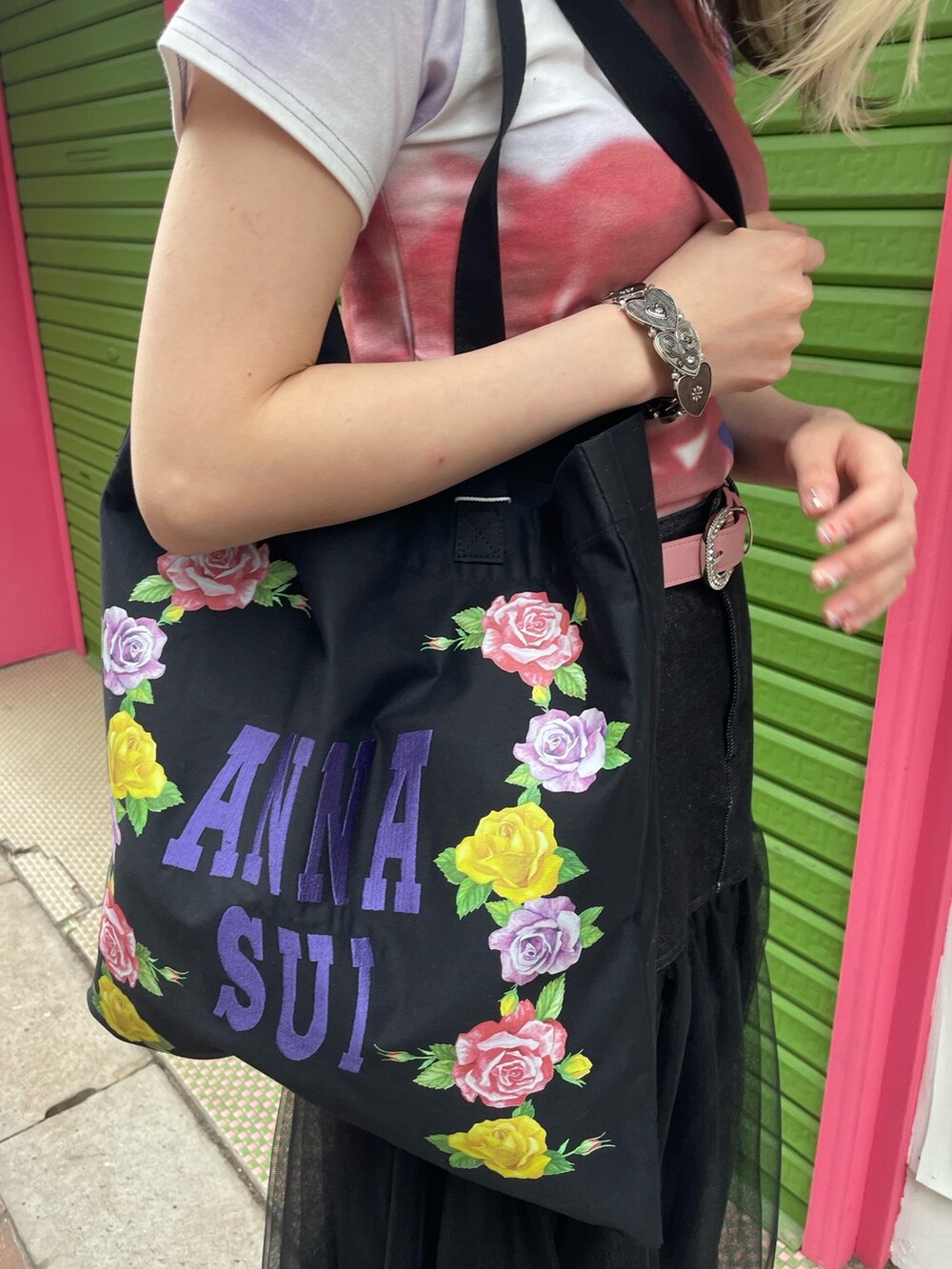 ブラック系のスカート、ブラック系のトートバッグ、パープル系のTシャツ/カットソーを着用したレディースの春コーディネートの9枚目の写真