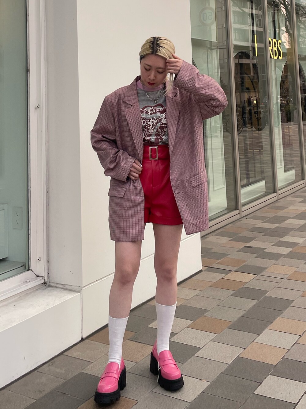 レッド系のその他パンツ、ピンク系のテーラードジャケット、ピンク系のローファーを着用したレディースの春コーディネートの2枚目の写真