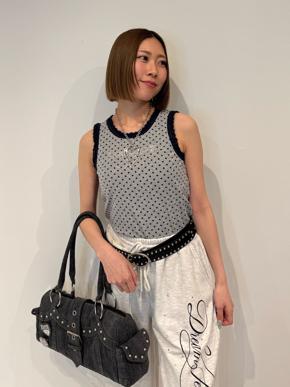 グレー系のその他パンツ、グレー系のタンクトップ、ブラック系のサンダルを着用したレディースの春コーディネートの5枚目の写真