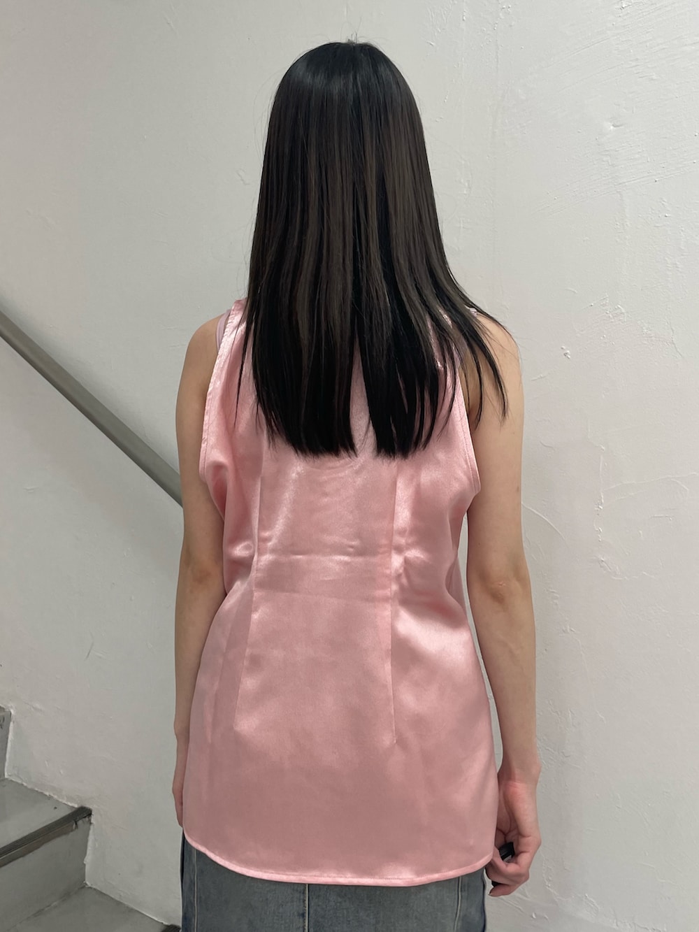 ブルー系のデニムスカート、ブラウン系のキャミソール、ピンク系のシャツ/ブラウスを着用したレディースの夏コーディネートの7枚目の写真