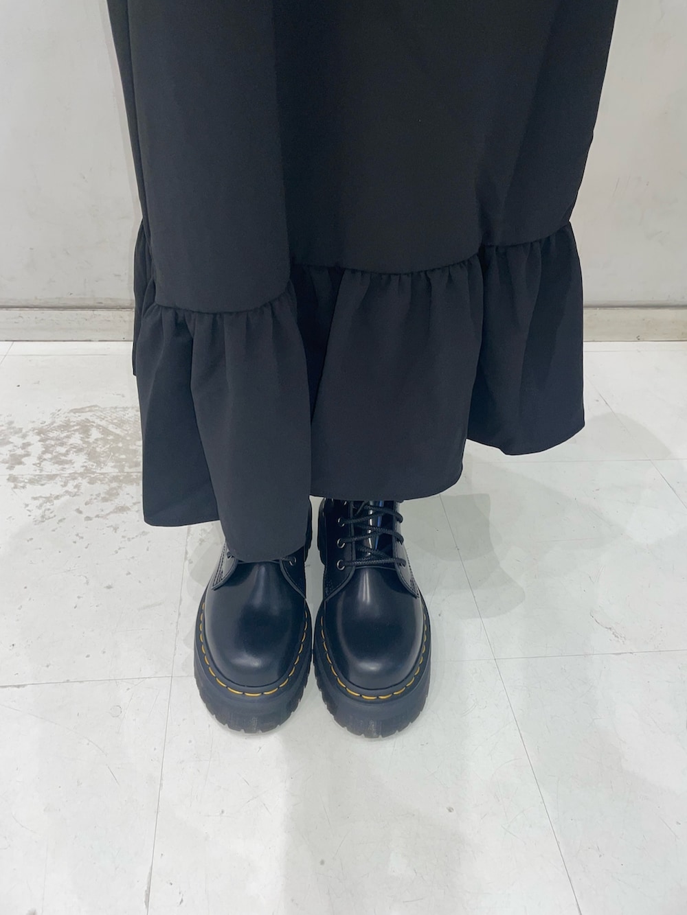 ブラック系のワンピース、ベージュ系のTシャツ/カットソー、ゴールド系のネックレスを着用したレディースの夏コーディネートの9枚目の写真