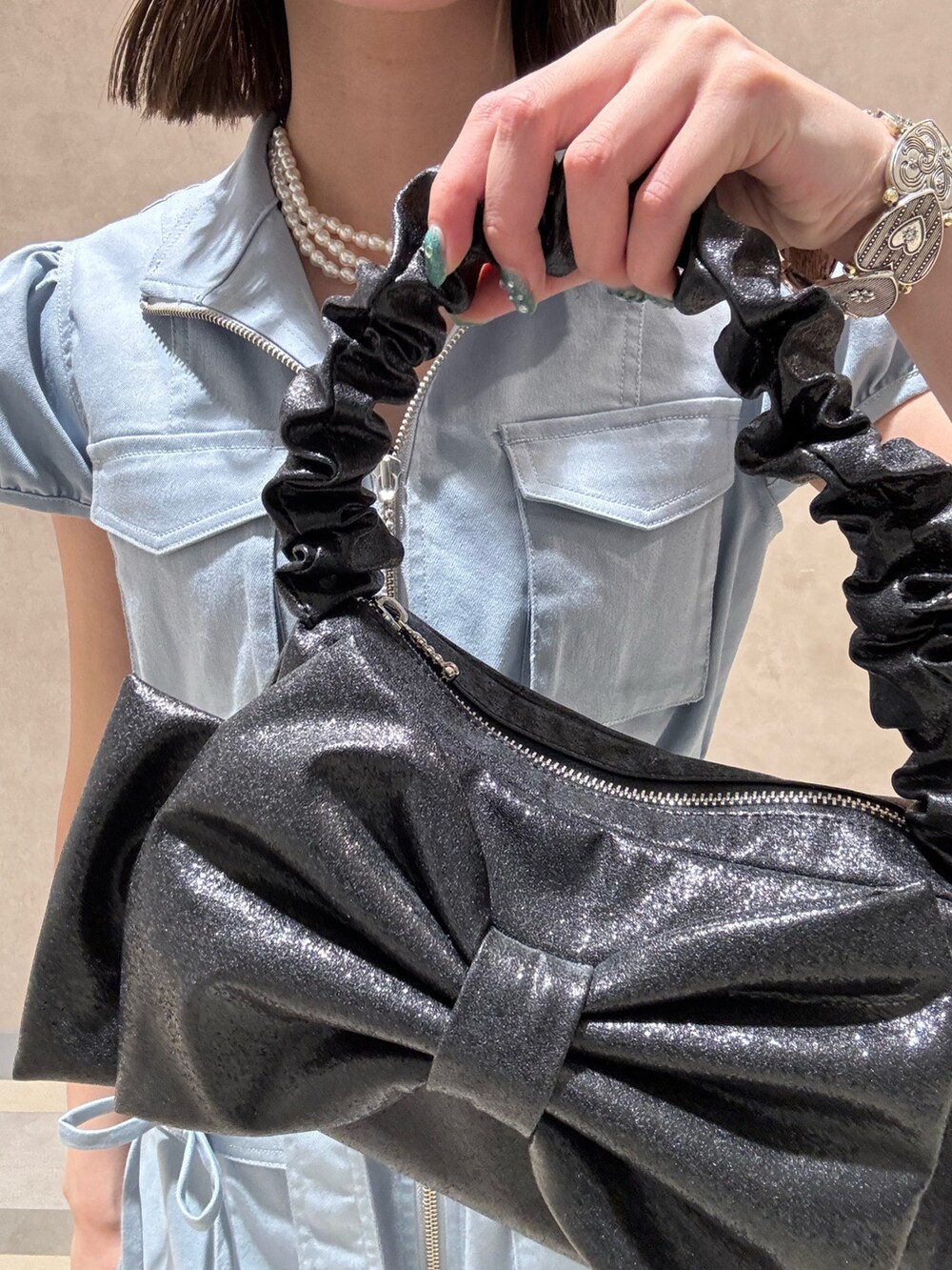 ブルー系のワンピース、ブラック系のハンドバッグ、ブラック系のローファーを着用したレディースの春コーディネートの8枚目の写真