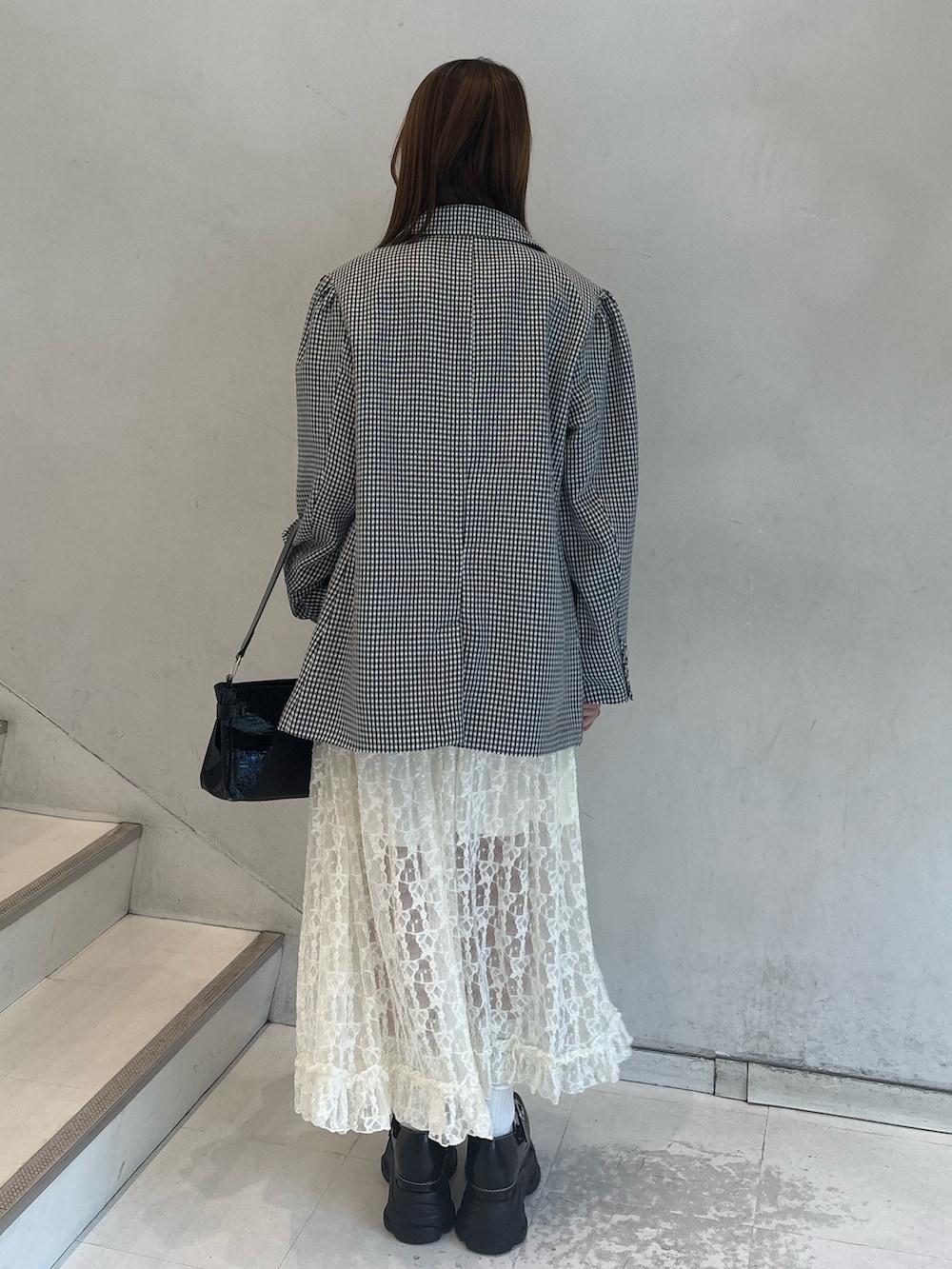 その他のテーラードジャケット、ホワイト系のワンピース、ブラック系のローファーを着用したレディースの冬コーディネートの4枚目の写真