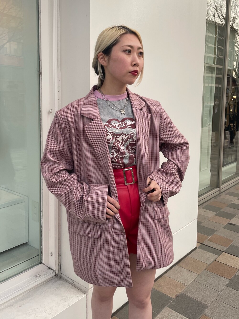 レッド系のその他パンツ、ピンク系のテーラードジャケット、ピンク系のローファーを着用したレディースの春コーディネートの5枚目の写真