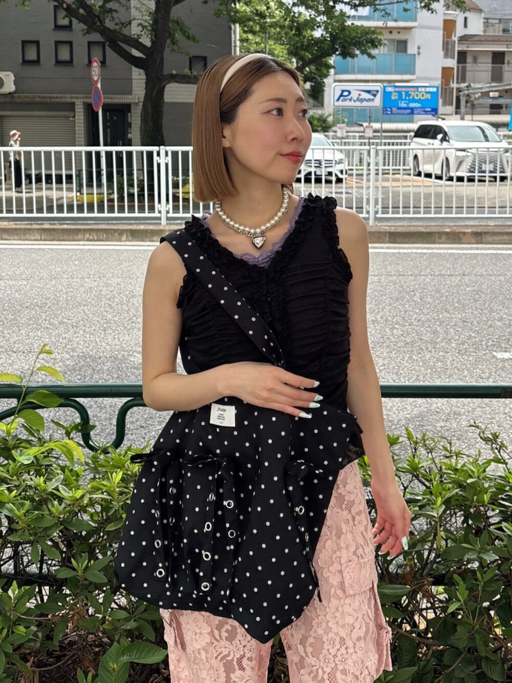 ブラック系のサンダル、ブラック系のTシャツ/カットソー、ピンク系のその他パンツを着用したレディースの夏コーディネートの6枚目の写真