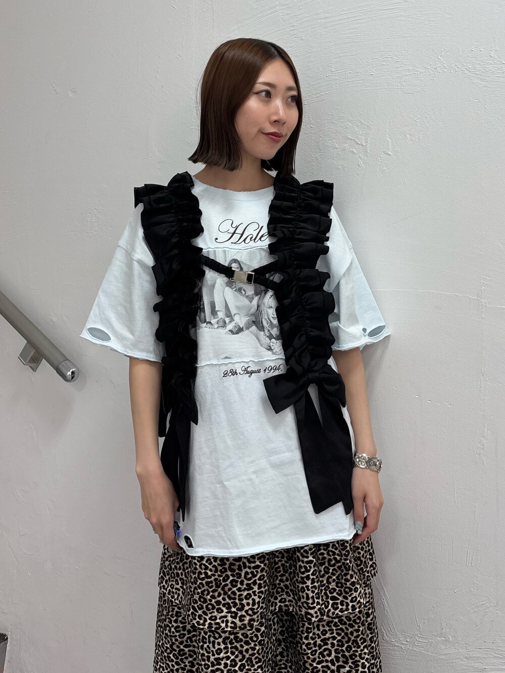 ブラウン系のスカート、ブルー系のTシャツ/カットソー、ブラック系のスニーカーを着用したレディースの夏コーディネートの5枚目の写真