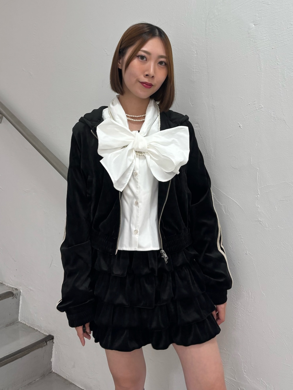 ブラック系のスカート、ブラック系のパーカー、ホワイト系のシャツ/ブラウスを着用したレディースの秋コーディネートの7枚目の写真