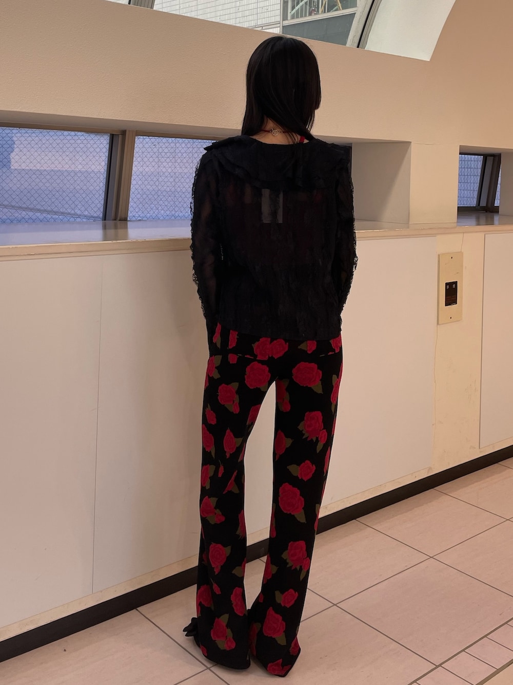 ブラック系のその他パンツ、ブラック系のシャツ/ブラウス、レッド系のキャミソールを着用したレディースの春コーディネートの3枚目の写真