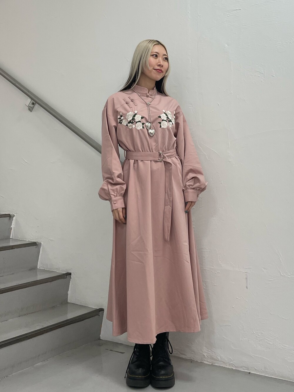 ピンク系のワンピース、シルバー系のネックレスを着用したレディースの冬コーディネートの2枚目の写真