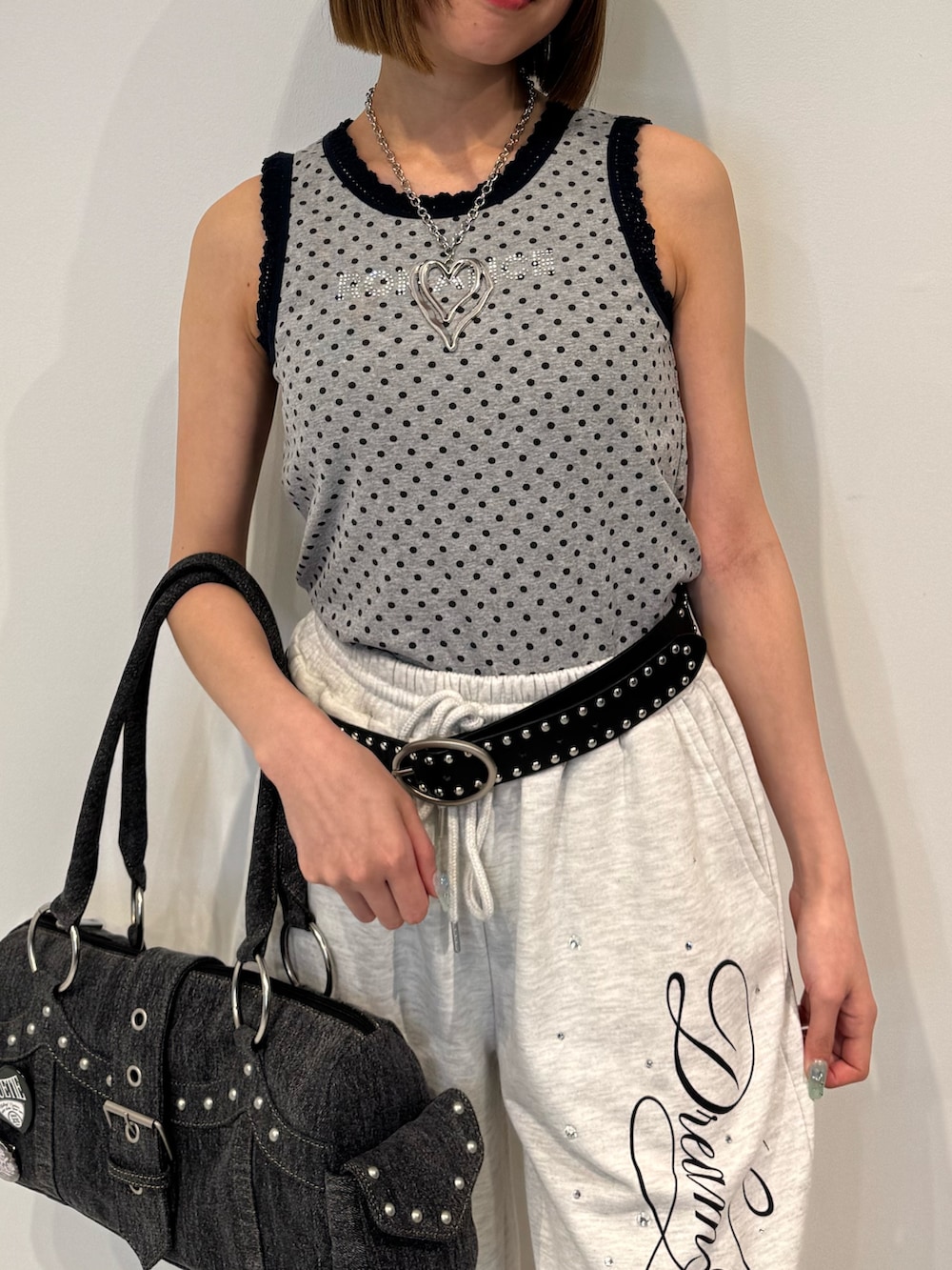 グレー系のその他パンツ、グレー系のタンクトップ、ブラック系のサンダルを着用したレディースの春コーディネートの6枚目の写真